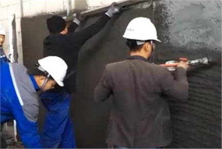 6人組機(jī)械化抹灰（自動(dòng)輸送、自動(dòng)攪拌和噴涂、刮平及收面）